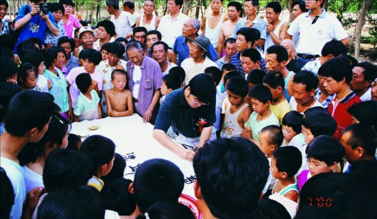 　　2001年，孔维克参加“我们的艺术都是为人民大众的——文化下乡”活动