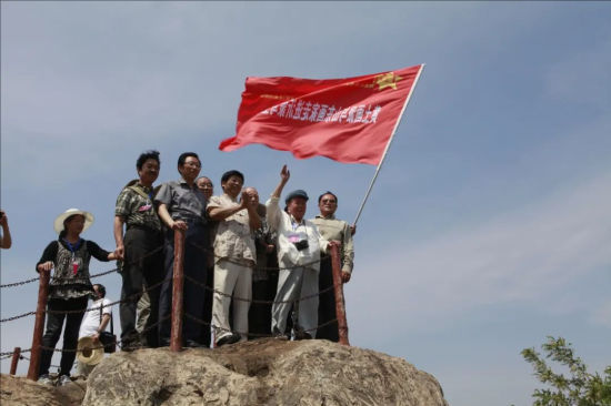 　　2012年，刘文西与孔维克带画家采风写生，登上沂蒙山孟良崮